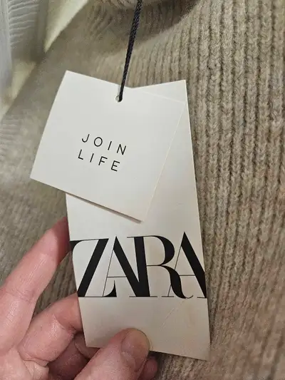 Sleeveless dress, never worn, new with tags. excellent condition- size Medium (fits more like a smal...