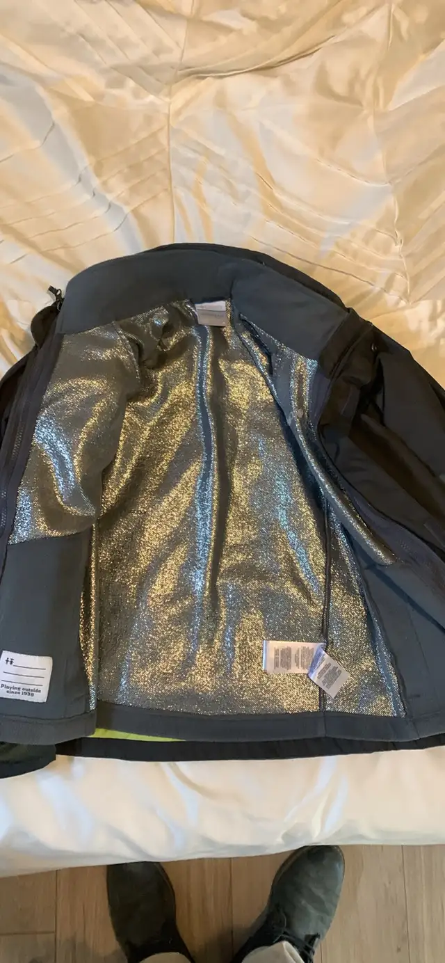 Like new youth womens Columbia winter ski jacket  in Kids & Youth in Kitchener / Waterloo - Image 4