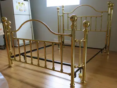 Brass Bed / Lit en Laiton, View more