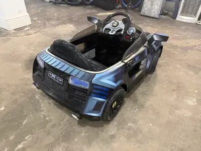 Zoom into action with this cool Batman car, perfect for your little superhero! It's been on a few mi...