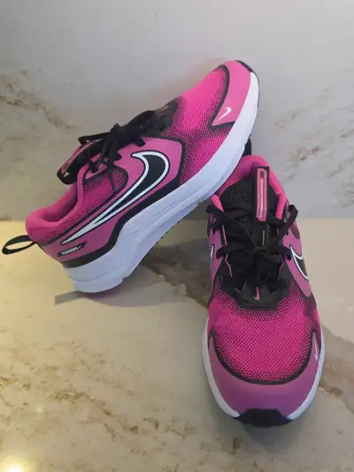 New Ladies Pink Nike Sneakers 7.5 , View more