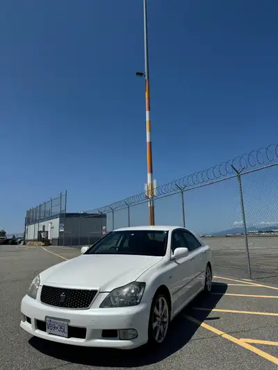 2007 Toyota Crown Athlete – Authentic Right-Hand Drive JDM Charm! Only 118,000 km! The Toyota Crown...