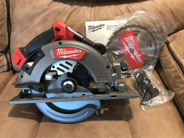 Scie Circulaire 7-1/4 Fuel Milwaukee M18 2732-20 -NEUF- dans Outils électriques  à Laval/Rive Nord