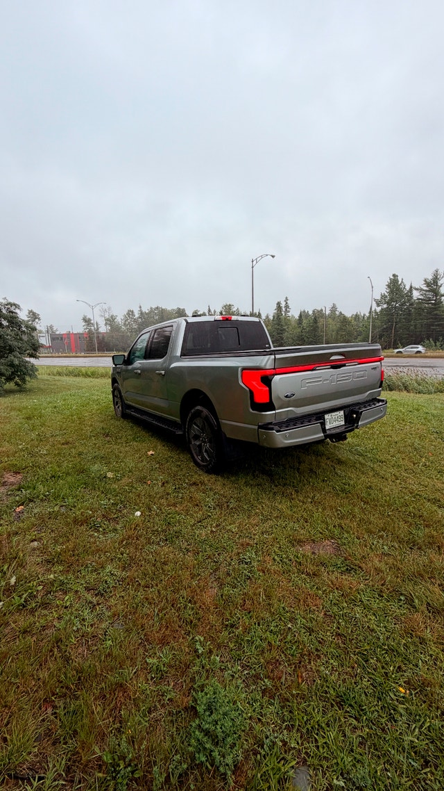 Ford F-150 Lightning XLT Lariat 2023 — photo 3