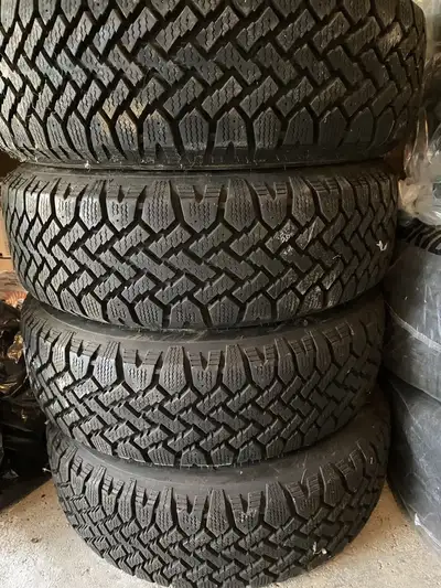 4 pcs of Snow tires with rims good condition , Size p195/70R14/90S