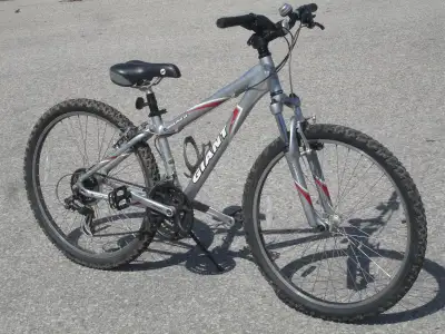 IT'S A GIANT 26" GIANT BUILDER ALL ALUMINUM 21 SPD + SUSPENSION!, View more