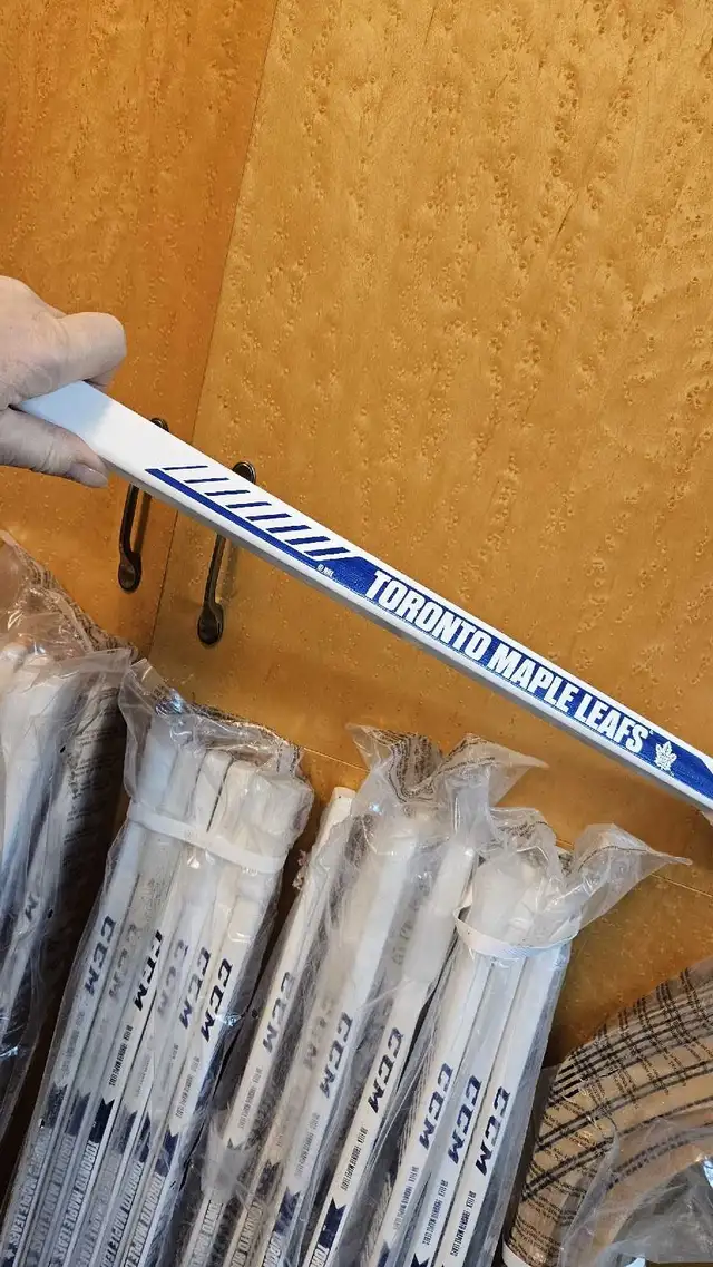 Toronto Maple Leaf branded youth Hockey stick in Hockey in City of Toronto - Image 5