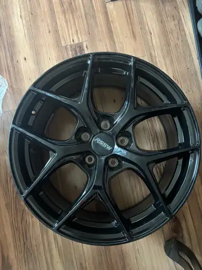 Les mags ont été installés sur des pneus mais jamais roulé donc ont été graissé donc légèrement sale...