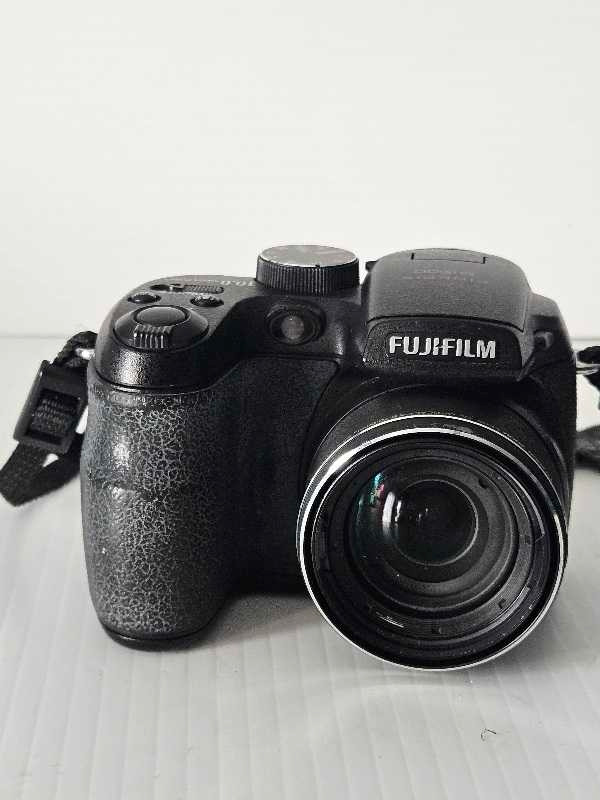 Fujifilm FinePix S1500 10-MP Digital Camara-TAKES 4-AA BATTERIES dans Appareils photo et caméras  à Ville de Montréal