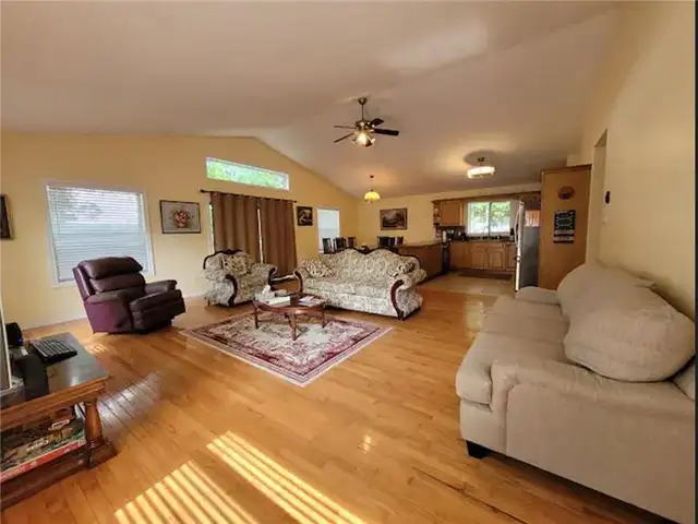 5 Bedroom Family Cottage  https://www.cottagesincanada.com/35304 in Ontario in Canada - Image 5