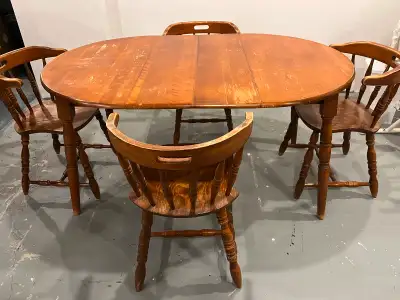 Maple dining table and 4 captains chairs. 2 leaves included to extend the table. Measurements: table...