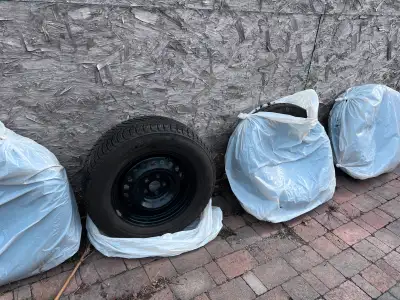 Selling a set of 4 winter tires with rims, originally purchased from Honda 4S, and used for only 2 w...