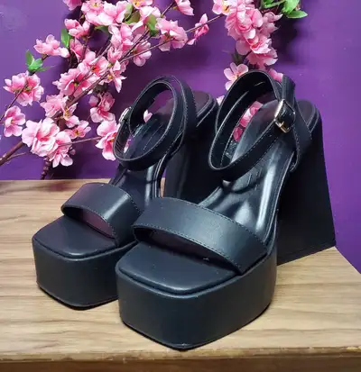 VA Cobra black chunky platform heel sandals - size 7, View more