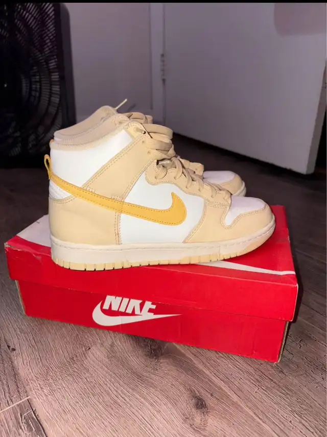 High Nike dunk beige “8.5 womens” in Men's Shoes in City of Montréal - Image 3