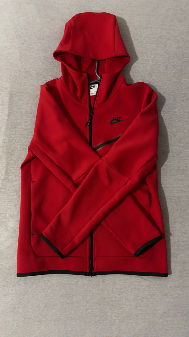 Nike Tech Fleece rouge in Men's in City of Montréal - Image 4