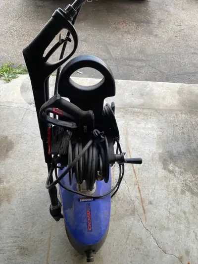 The SIMONIZ 1800 PSI Pressure Washer features a unique horizontal design that provides extra stabili...