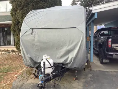 Very clean R pod. Everything works! Only 2711 dry weight. Fresh/Gray/Black 36/30/30. 20 BTU furnace...
