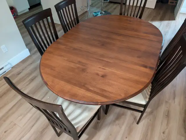 Hardwood Table With 6 Chairs in Dining Tables & Sets in Moncton - Image 2