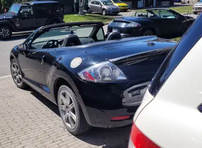 Je vend une de mes 2 eclipse noir convertible les 2 sont identique mes je ses pas quel vendre la 200...