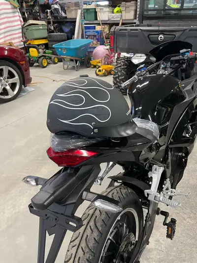 Emmo GTS Electric motorcycle , like new Only 551 kms on it. Bought June 2022 72 volt 45ah lead acid...