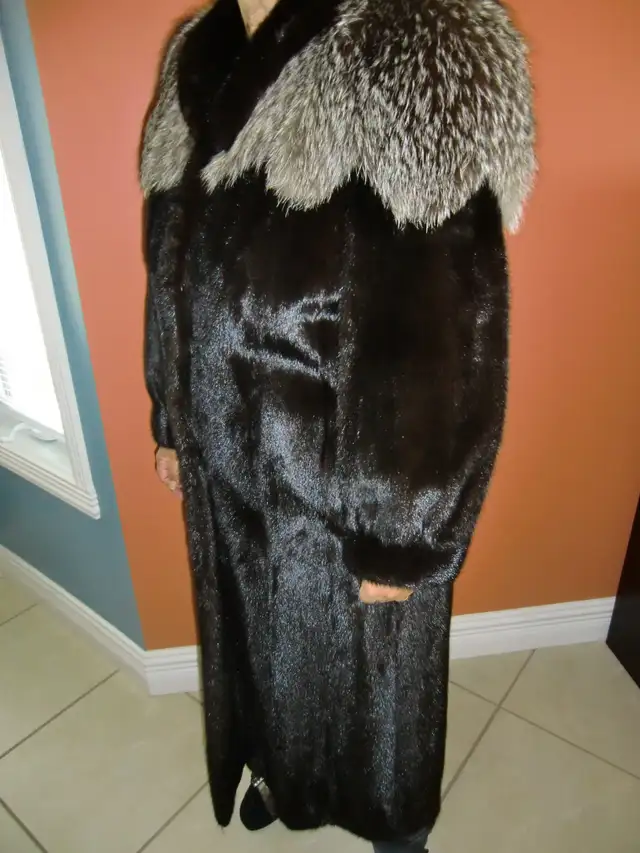 Manteau de fourrure (vison et renard argenté) in Women's - Tops & Outerwear in Sherbrooke - Image 4