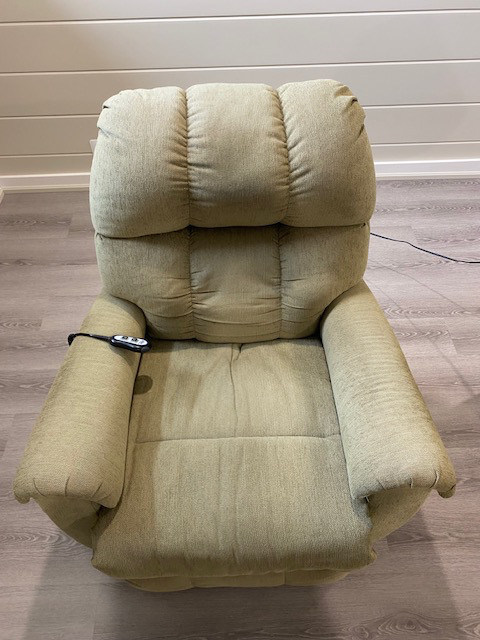 Power Recliner Chair medium green fabric dans Chaises, Fauteuils inclinables  à Kingston - Image 2