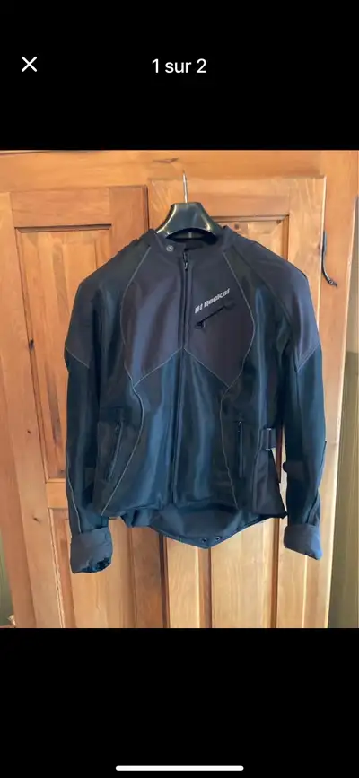 Voici un manteau de moto Joe Rocket pour femme, idéal pour toute conductrice. En bonne condition, il...