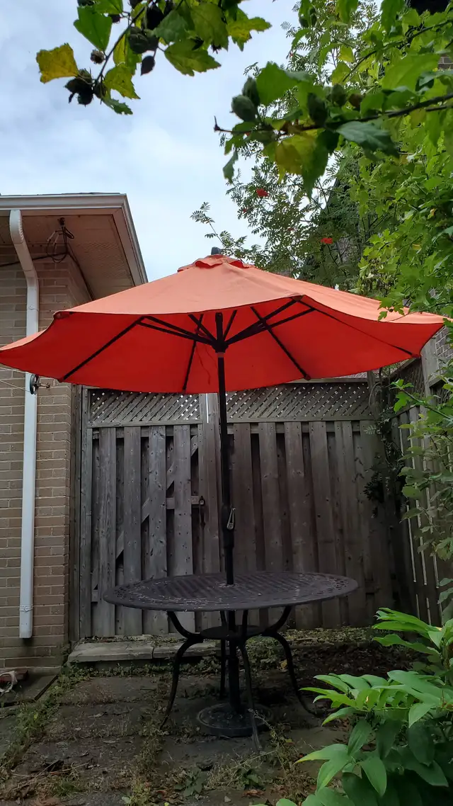Patio round cast aluminum table and umbrella with base stand. in Patio & Garden Furniture in City of Toronto - Image 5