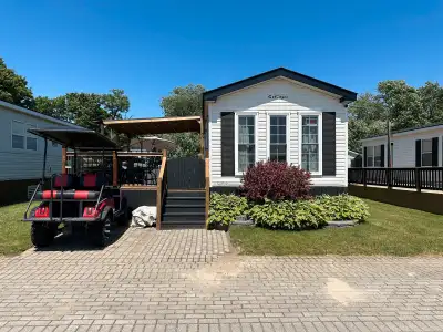 Cozy 2 bedroom + den steps from the beach ~ Main bedroom has queen size bed ~ 2nd bedroom double bun...