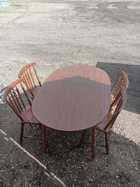 Leaf table in good shape with 4 chairs