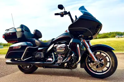 2017 Road Glide Ultra (FLTRU) M8 107ci S&S black slip ons Klock werks windshield Bad Boyz Cyclez cus...