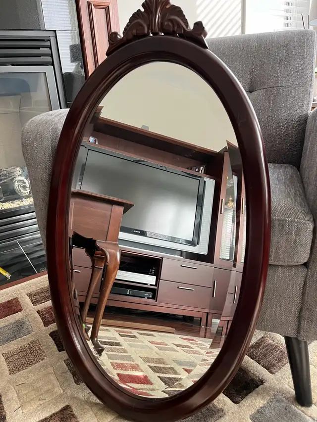 Bombay Company Oval Cherry Wood Mirror in Home Décor & Accents in Ottawa - Image 2