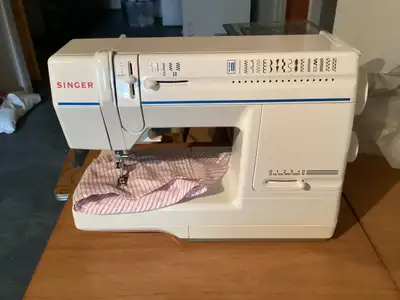 Machine à coudre en très bon état, comme neuve, avec plusieurs options, très peu utilisée.