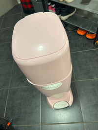 Diaper Genie Elite Pail, Pink + 1 diaper pail refill