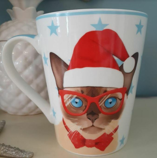 Christopher Vine Christmas Siamese cat Mug in Kitchen & Dining Wares in Markham / York Region - Image 2