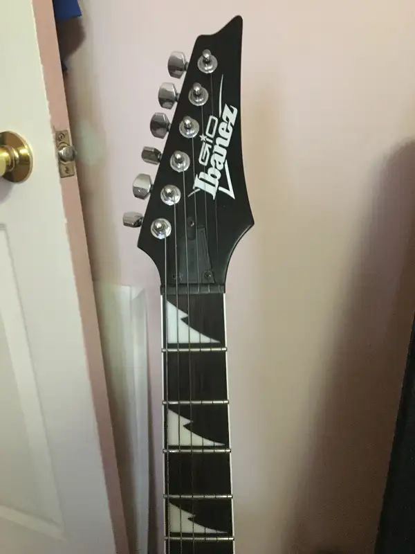 Ibanez Gio Metallic White w/ Tremolo Bridge & Hard case in Guitars in Mississauga / Peel Region - Image 5