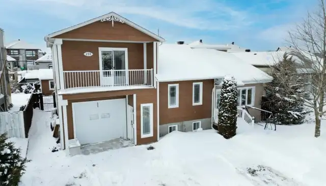 Grande propriété 5 chambres, Bureau/Garage et revenus Lavaltrie