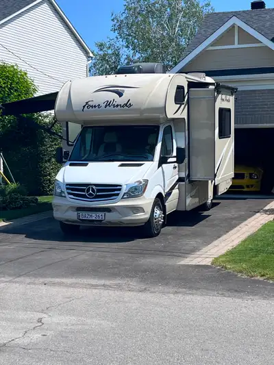 En excellente condition. Approx. 57 000 km. Moteur 3L diesel. Peut coucher 6 personnes. Panneau sola...
