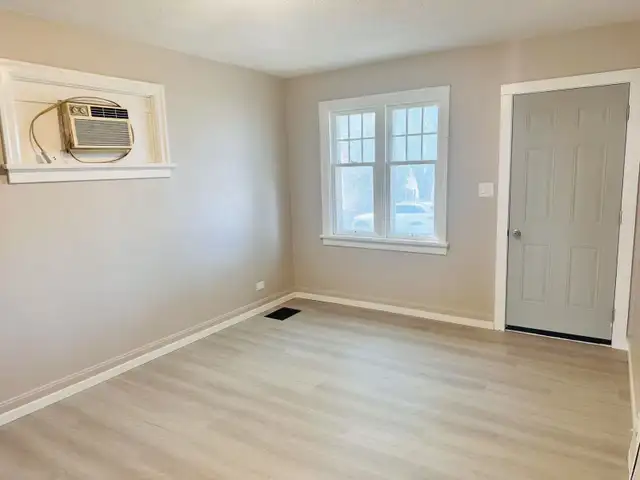 2 bedrooms detached house for rent (the whole house)