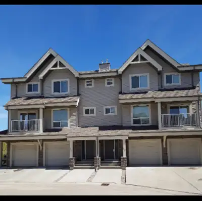 Shiney clean room in Town house ruther ford Area. south Edmonton AB .