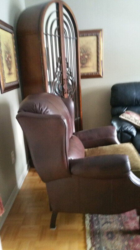 Lazy Boy Wing Back Recliner in Chairs & Recliners in Markham / York Region - Image 3