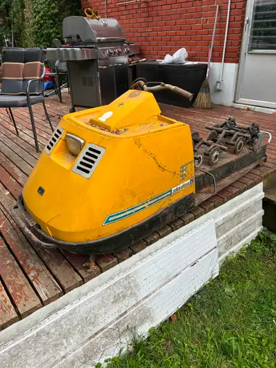 Frame avec cabine, direction, moteur, sproket avant arriere et bogie. manque chenille et ski.