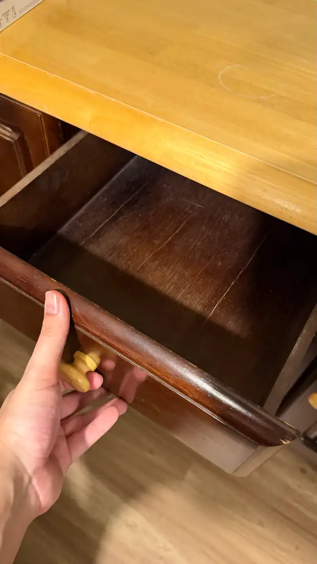 Cherry wood cabinet in Hutches & Display Cabinets in Ottawa - Image 4