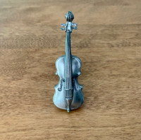 Violon miniature en étain