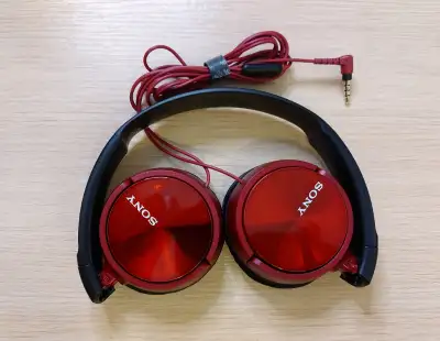 Like New Condition. Showing no or little signs of wear, great sound quality from Sony. Thanks for wa...