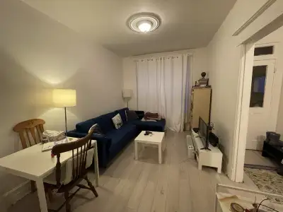 Verdun 5 ½ au 1er étage 2 chambres à coucher Cuisine double Cour avant et arrière avec balcons privé...