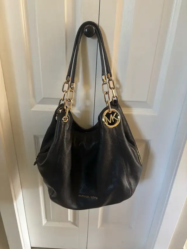Authentic Michael kors leather shoulder bag EUC