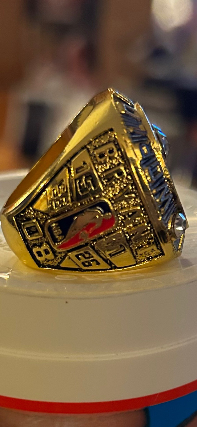 2001 L.A. Lakers NBA Championship Ring Kobe Bryant Showcase 304 in Arts & Collectibles in Edmonton - Image 3