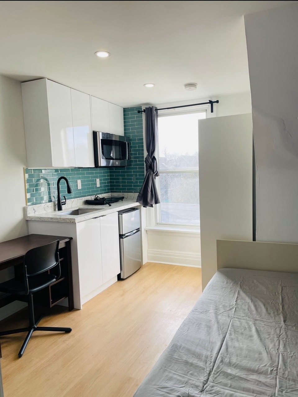Downtown College&Ossington 1studio on third floor available NOV1 2