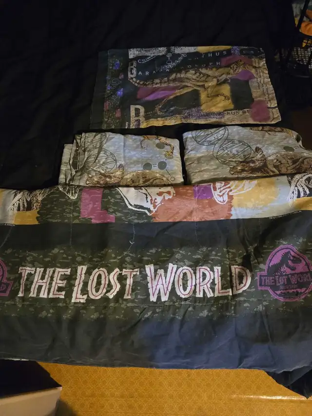 lost world blanket set - Single size in Bedding in Kingston - Image 2